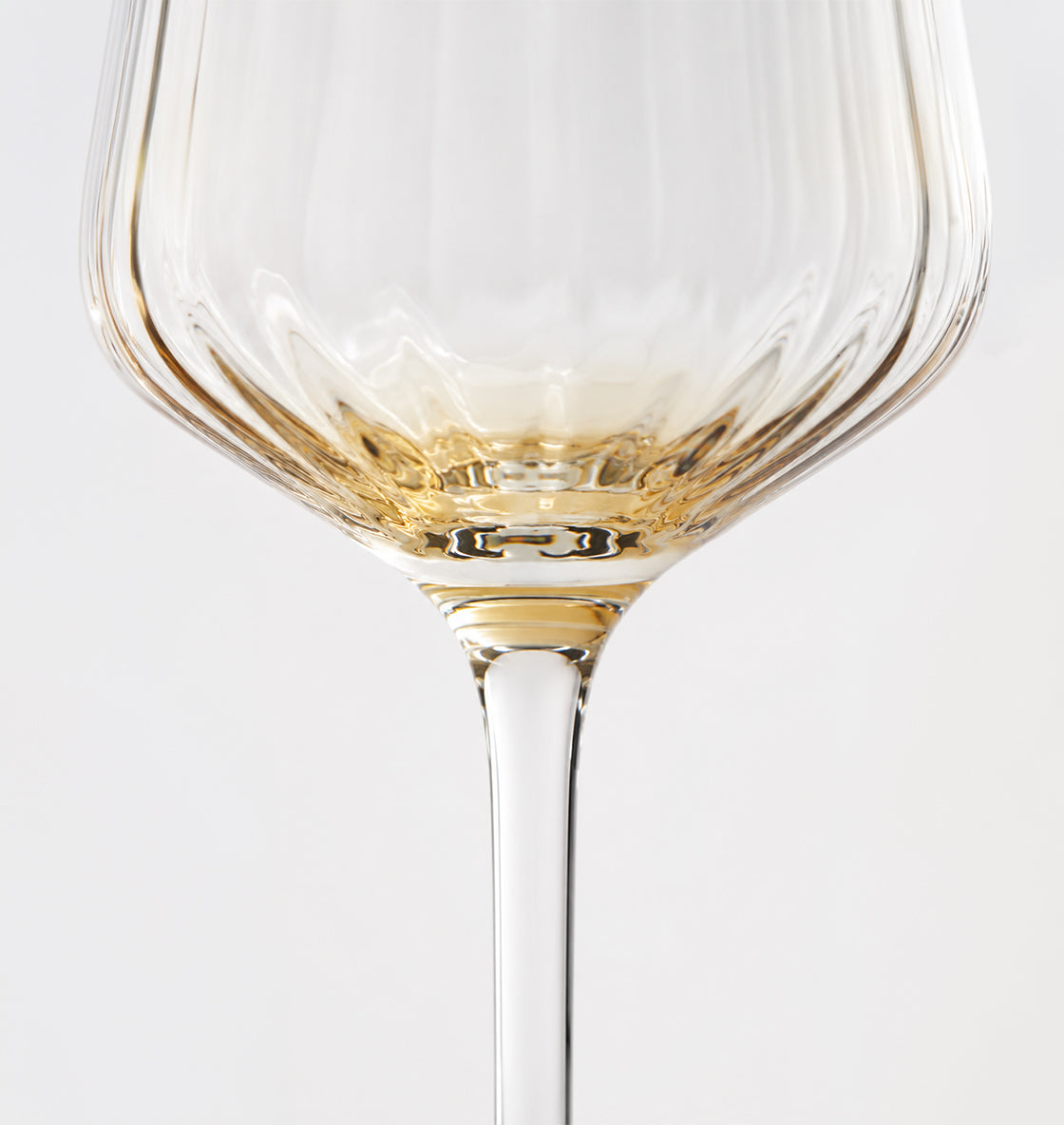 Copas de vino Aurea de cristal estriado con base dorada, set de 4