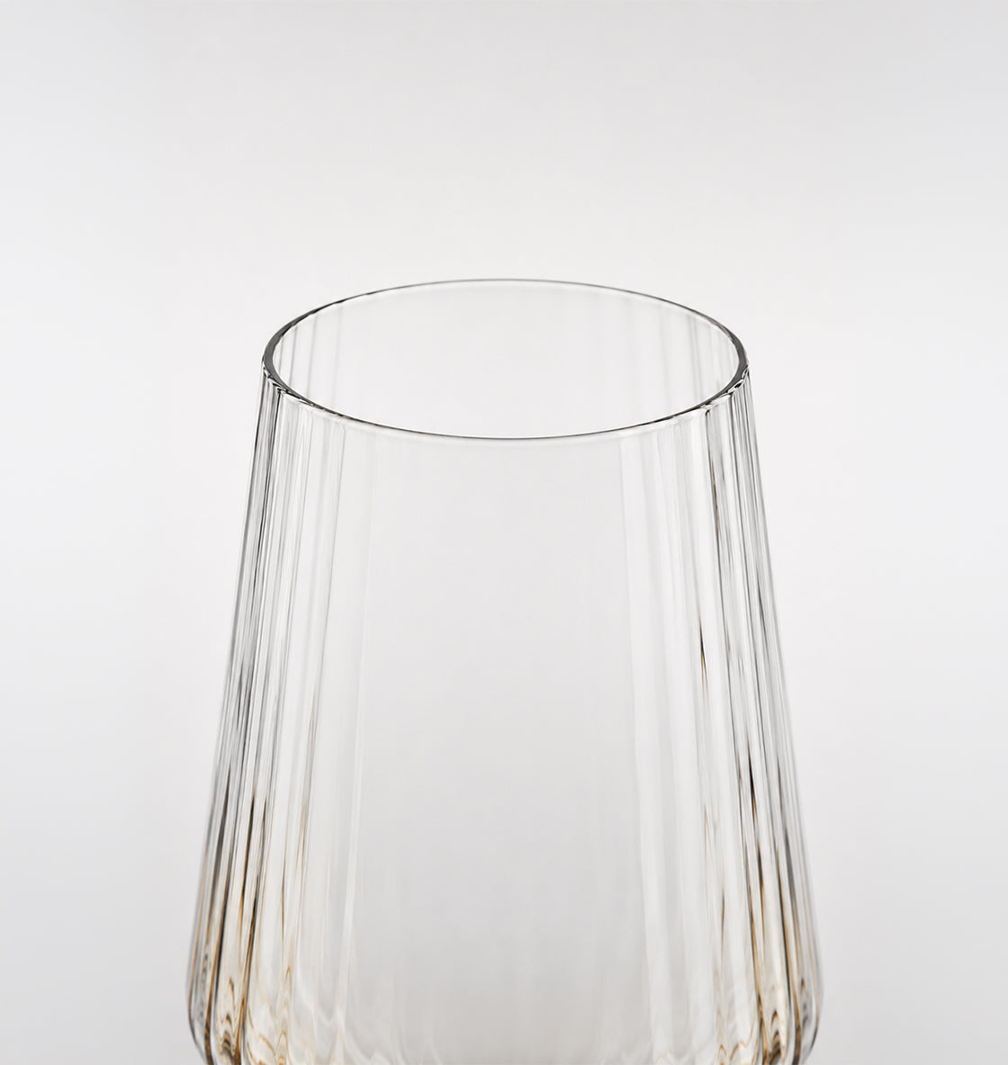 Copas de vino Aurea de cristal estriado con base dorada, set de 4