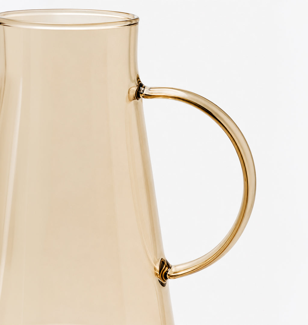 Jarra Aurelia de borosilicato en tono dorado cristalino, 1.8 L